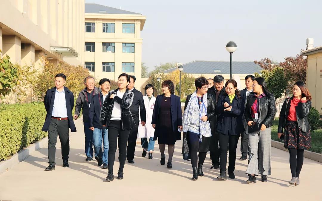 天津市靜海區(qū)人民政府副區(qū)長張金麗攜天津市委黨校干部一行蒞臨靜海海福祥養(yǎng)老護理院參觀考察
