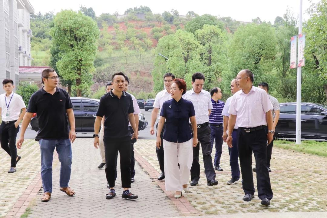 省民政廳黨組書記、廳長唐白玉蒞臨株洲縣海福祥養(yǎng)老護理院考察工作