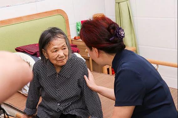 省民政廳黨組書記、廳長唐白玉蒞臨株洲縣海福祥養(yǎng)老護理院考察工作