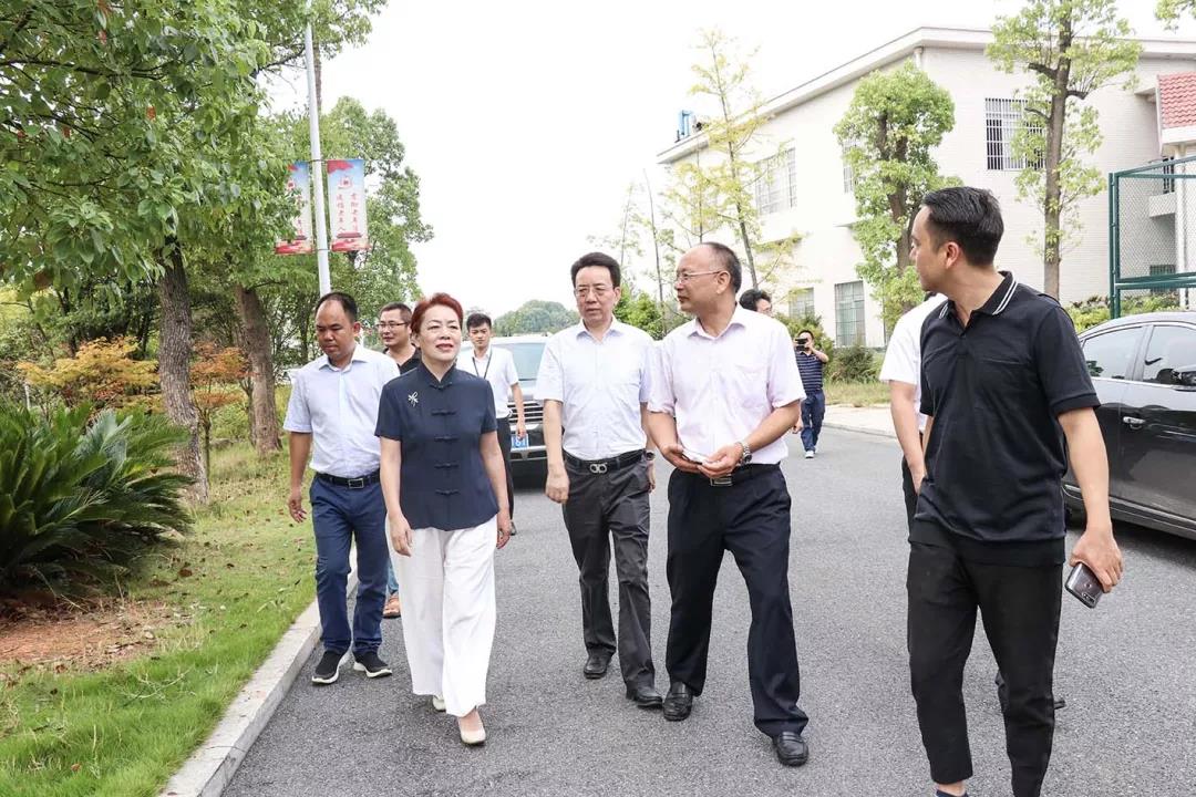 省民政廳黨組書記、廳長唐白玉蒞臨株洲縣海福祥養(yǎng)老護理院考察工作