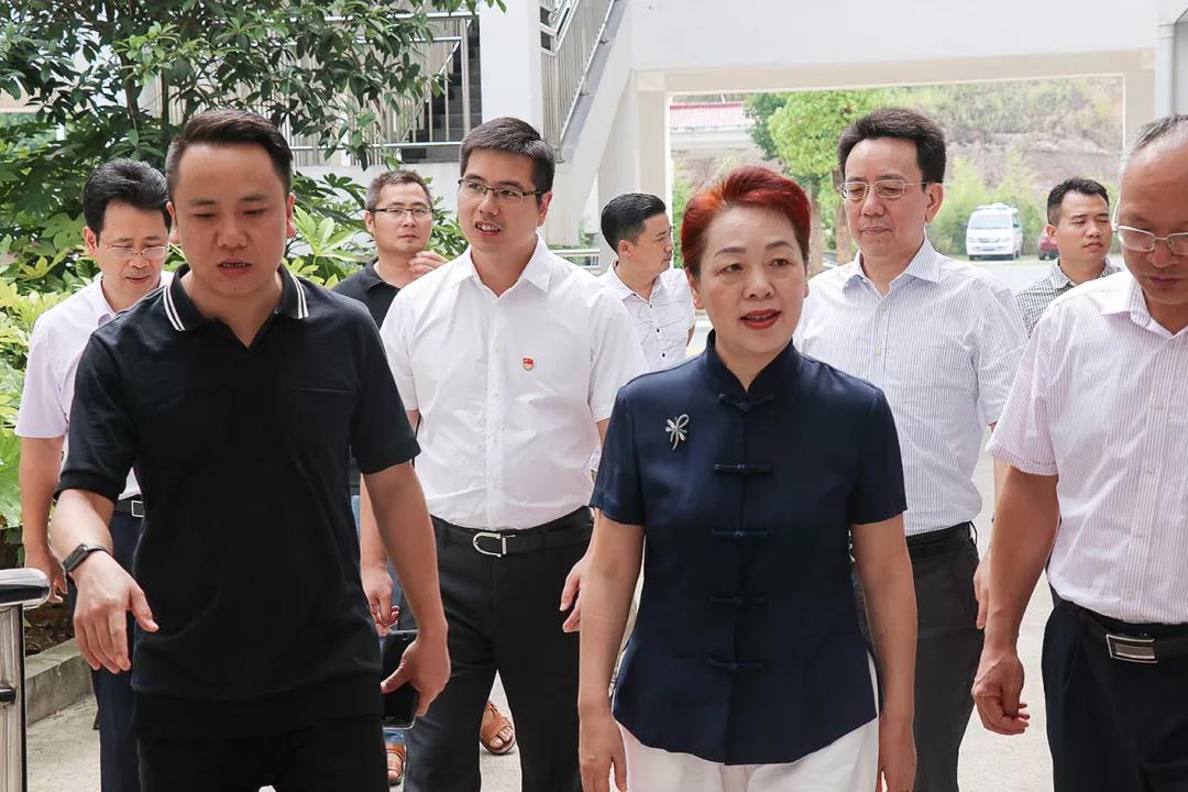 省民政廳黨組書記、廳長唐白玉蒞臨株洲縣海福祥養(yǎng)老護理院考察工作