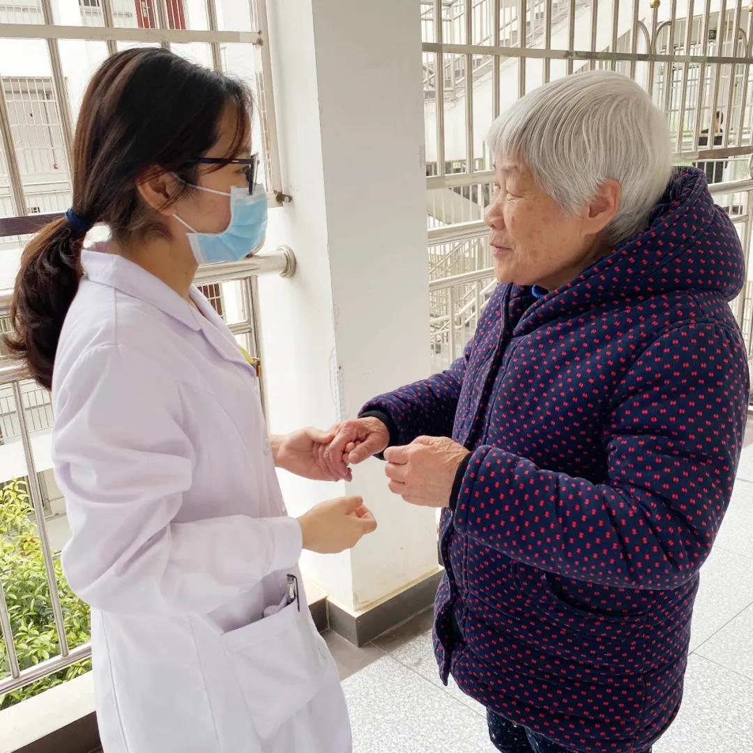 愛，讓他們積極堅(jiān)守，讓長者們樂享歲月靜好