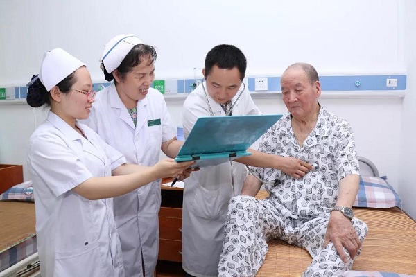  獨居老人摔倒陽臺敲盆呼救4晝夜，背后真相引人深思