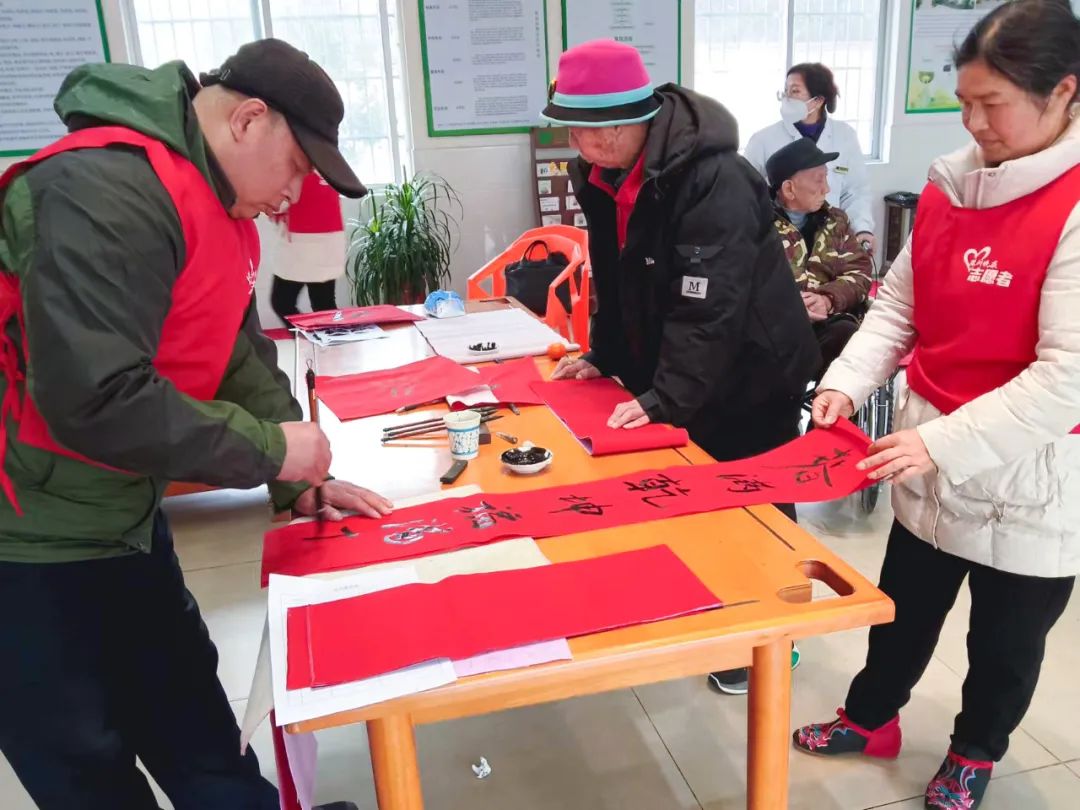 筆墨迎新春，送福到萬家 |株洲晚報志愿者愛心藝術(shù)團(tuán)與知名書法家言文杰老師一行走進(jìn)株洲淥口區(qū)海福祥養(yǎng)老院寫春聯(lián)送祝福